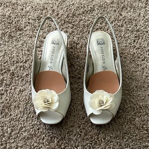 Anne Klein Ivory dress shoes